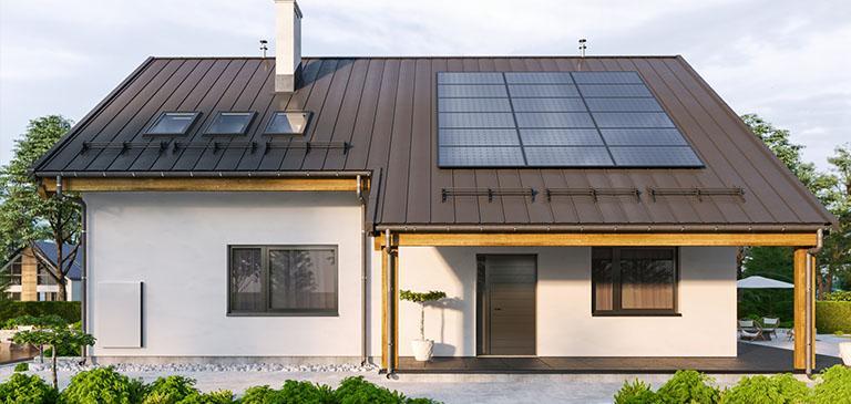 Dom z panelami słonecznymi na dachu