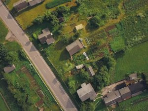Widok z drona na działki obok drogi