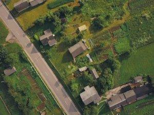 Widok z drona na działki obok drogi